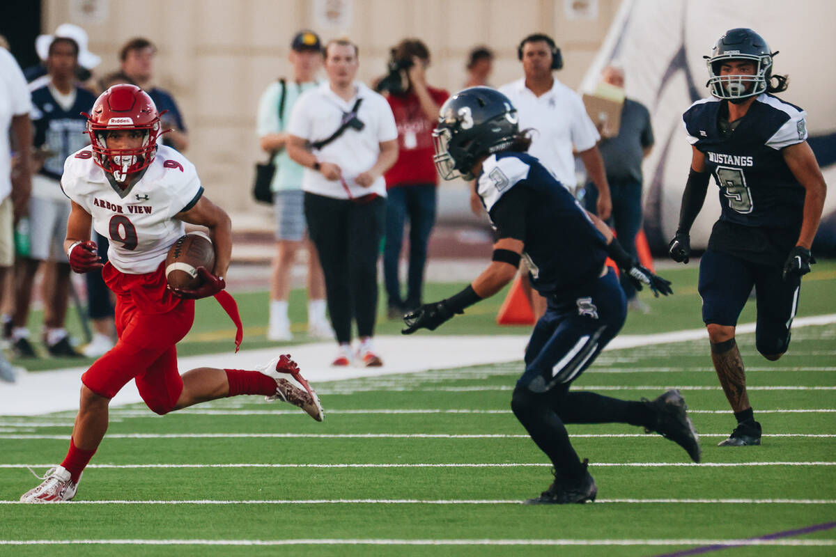 Arbor View wide receiver Kai Cypher (9) runs the ball down the field during a game against Shad ...