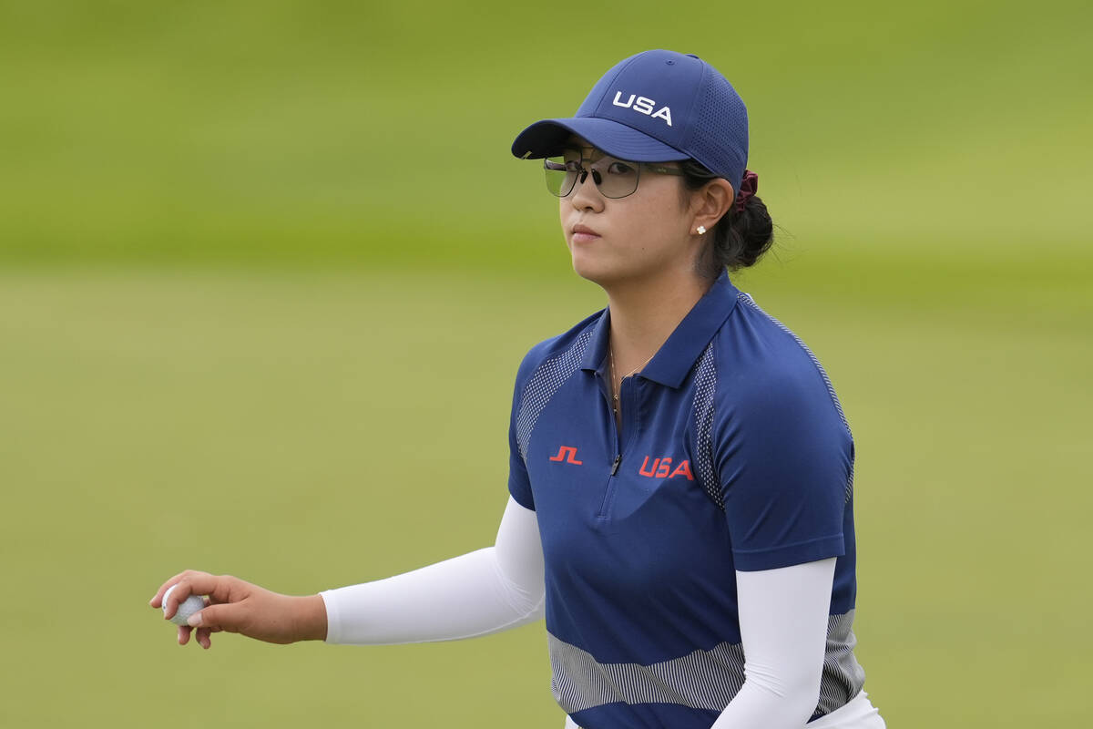 Rose Zhang, of the United States, acknowledges the crowd after after making par on the 10th gre ...