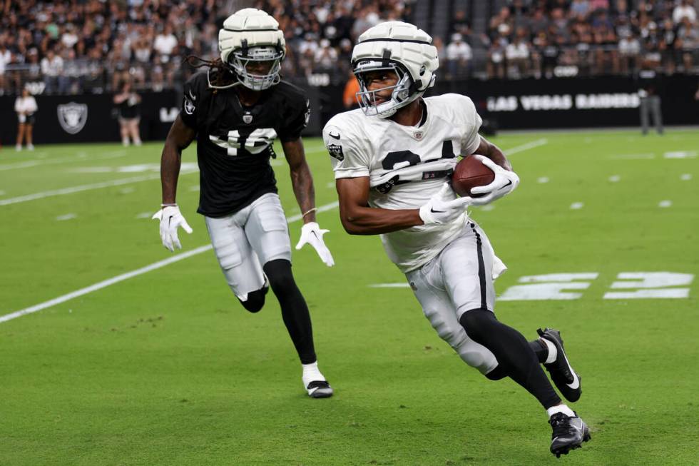 Raiders wide receiver Terrell Bynum (34) runs the ball against cornerback Ja’Quan Sheppa ...