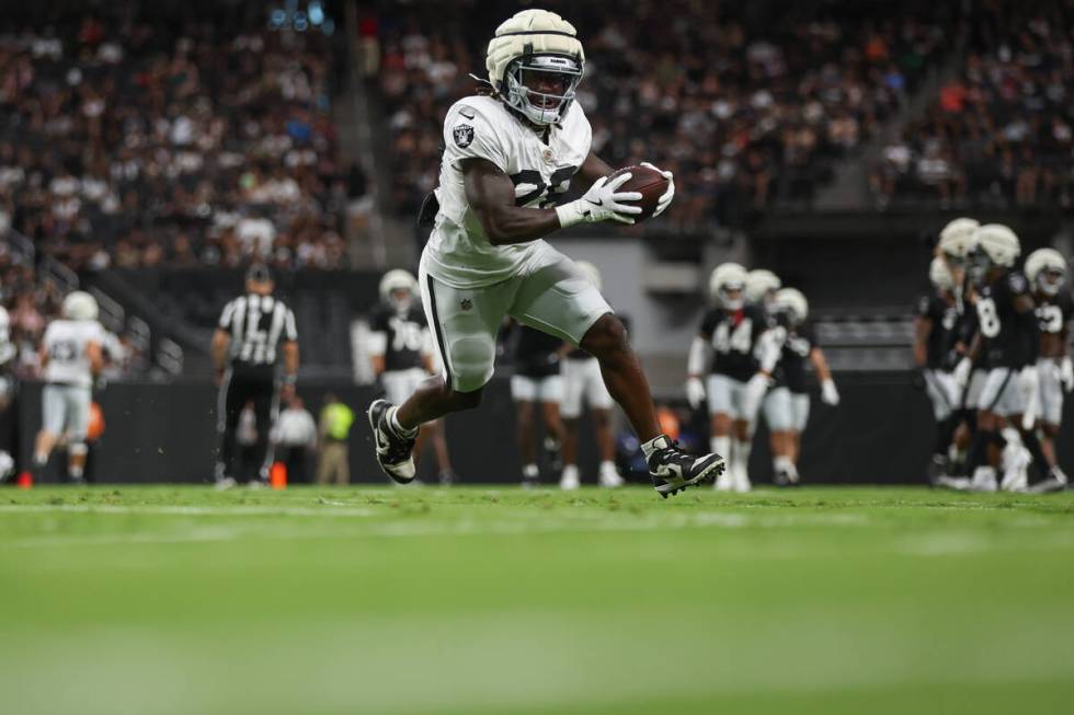 Raiders running back Sincere McCormick (28) pivots with a catch during an NFL football practice ...