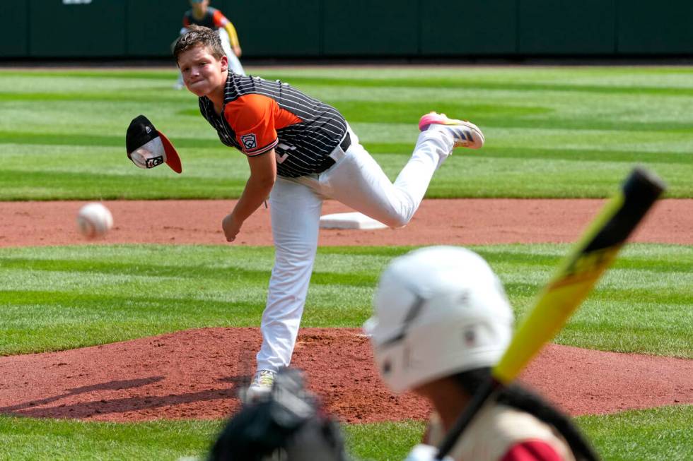 Staten Island, N.Y.'s Stephen Grippo loses his cap as he delivers during the first inning of a ...