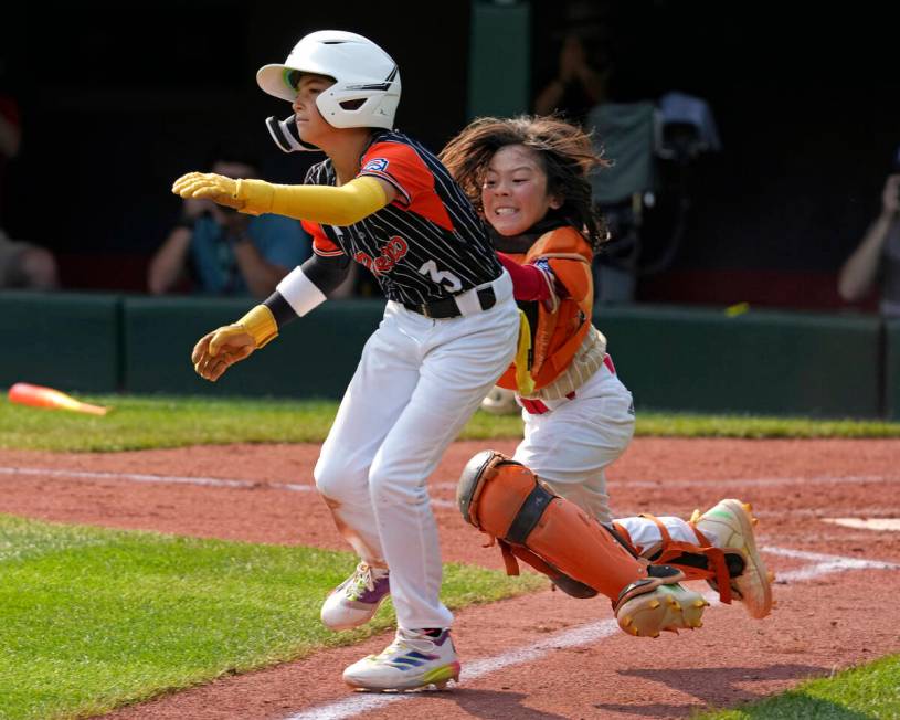 Staten Island, N.Y.'s Chace Curro, left, is tagged out by Paseo Verde's Parker Soranaka while a ...