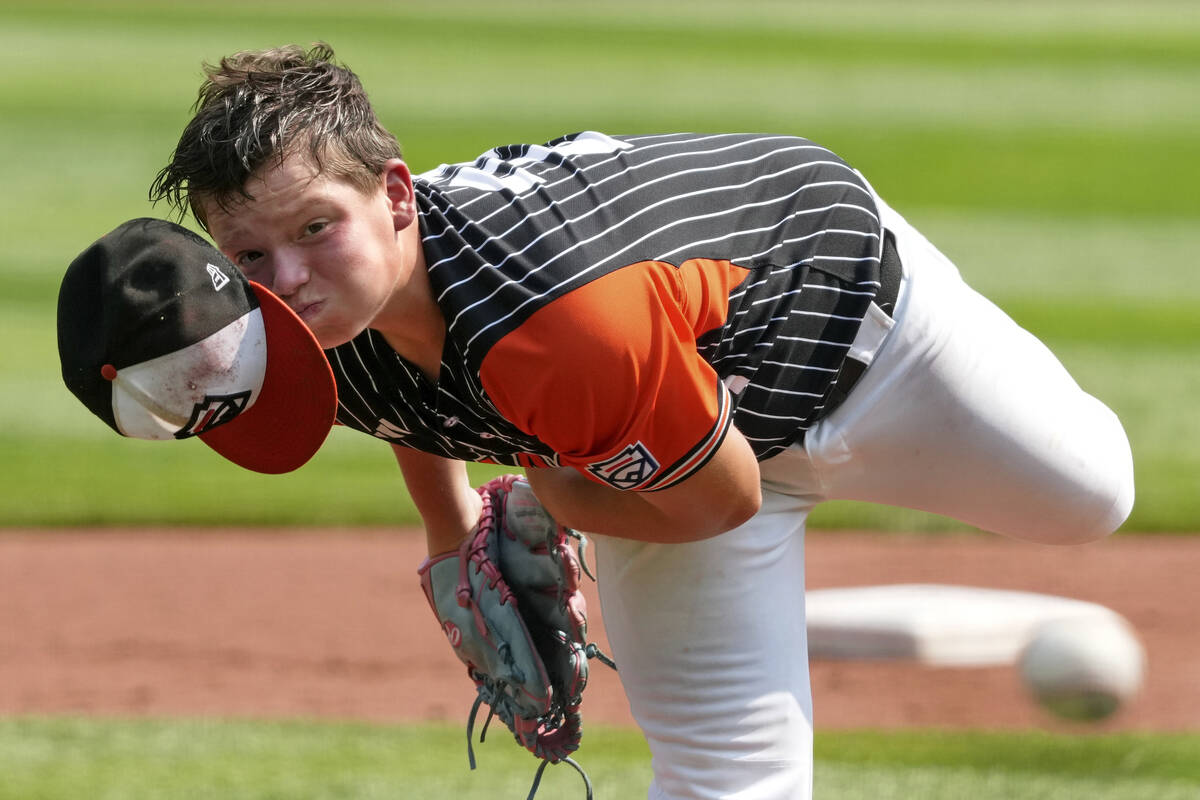 Staten Island, N.Y.'s Stephen Grippo loses his cap as he delivers during the first inning of a ...