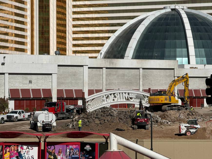 The Mirage sign is removed from the property on Las Vegas Boulevard on Wednesday, Aug. 14, 2024 ...