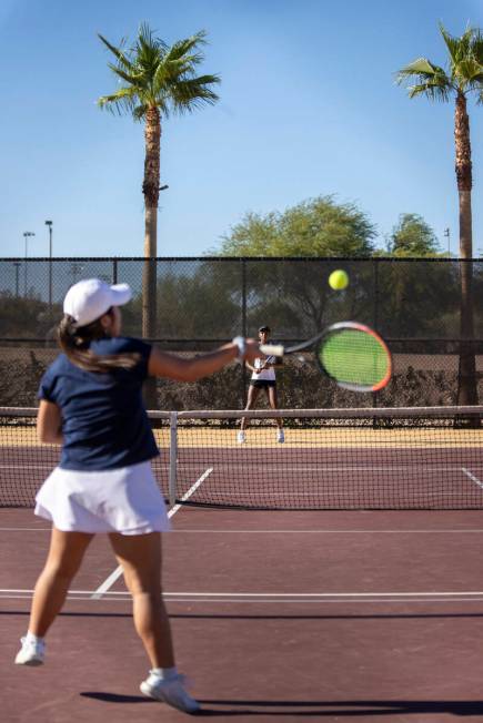 The Meadows senior Miranda Paek, left, and Faith Lutheran senior Zoe Slusher, right, compete du ...