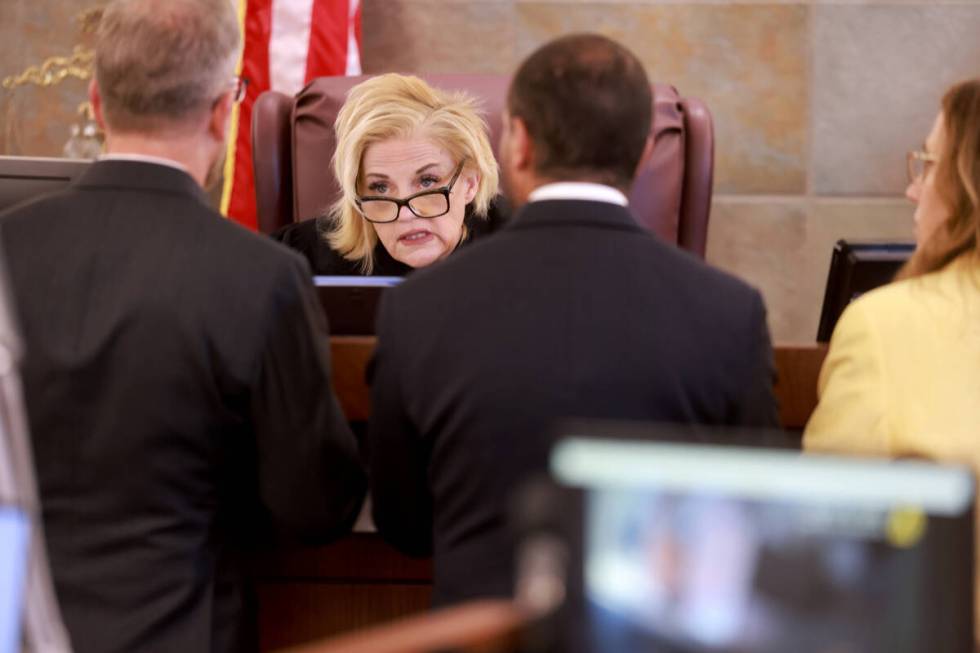 District Judge Michelle Leavitt talks to, from left, defense attorney Robert Draskovich, prosec ...