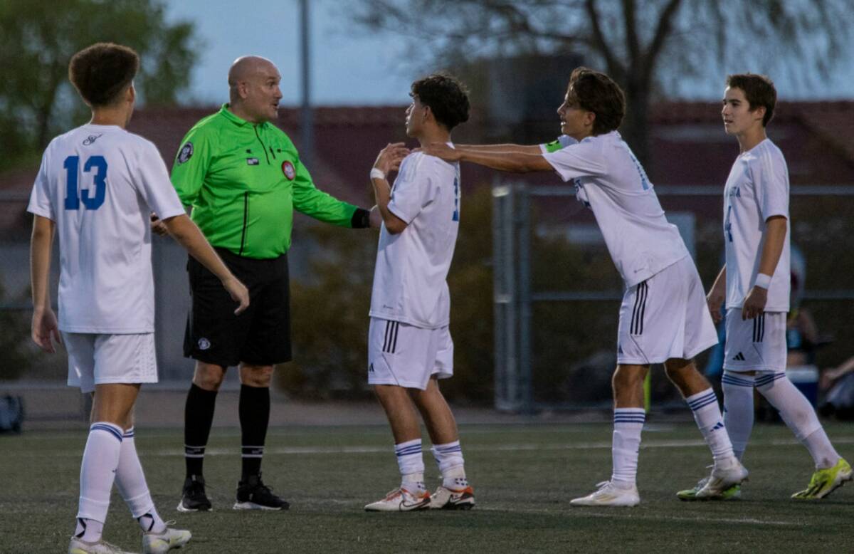 Sierra Vista senior Lazzar Ramos (10) pulls midfielder Edwin Cruz (11) away from the referee du ...