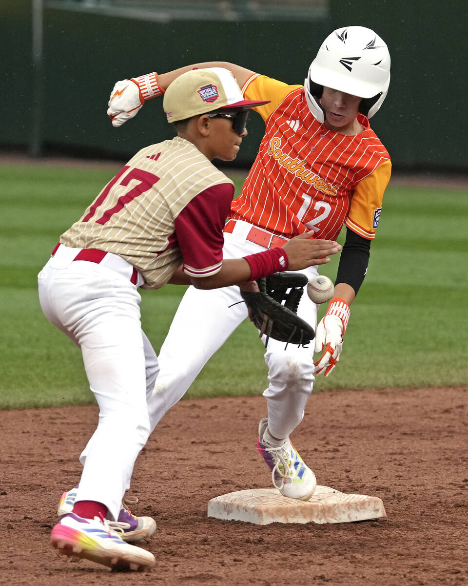 Boerne, Texas' Gage Steubing (12) avoids the force out at second as Henderson, Nev.'s Russell M ...