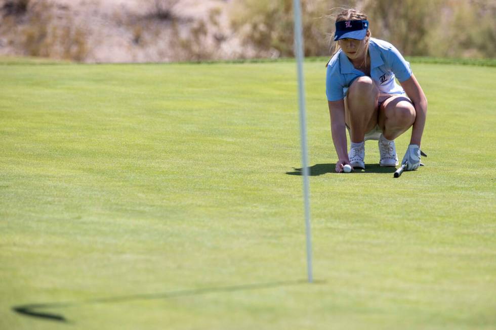 Liberty’s Emma Kirschner lines up her putt during the 5A Desert League girls golf match ...