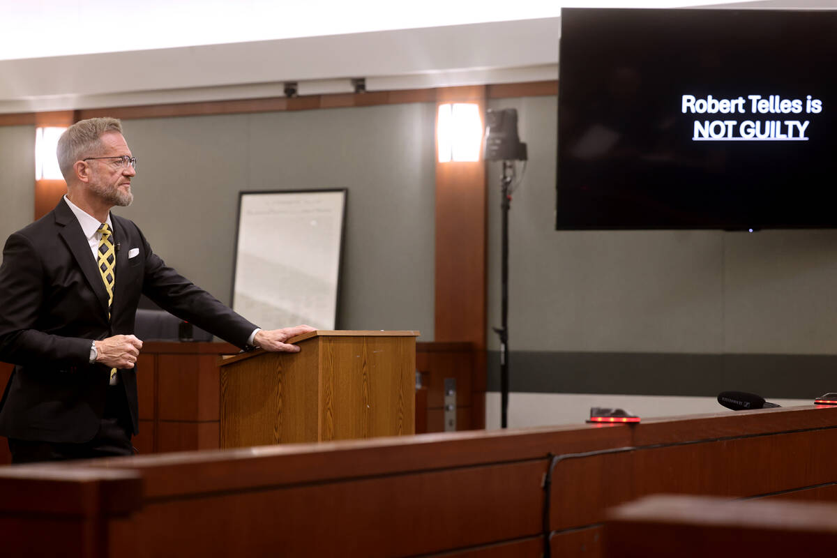 Defense attorney Robert Draskovich gives his closing argument during Robert Telles’ murd ...