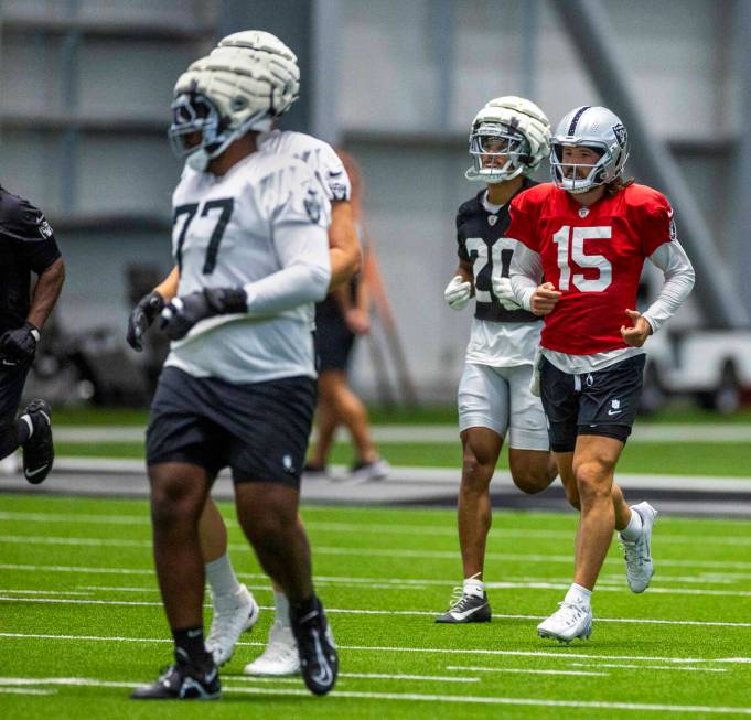 Raiders quarterback Gardner Minshew (15) runs sprints for warmups with teammates during practic ...