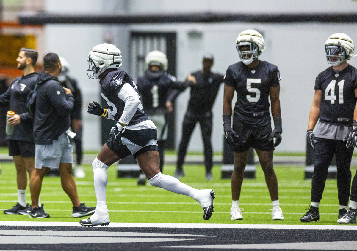 Raiders linebacker Amari Gainer (53) sprints on a drill as linebacker Divine Deablo (5) and lin ...