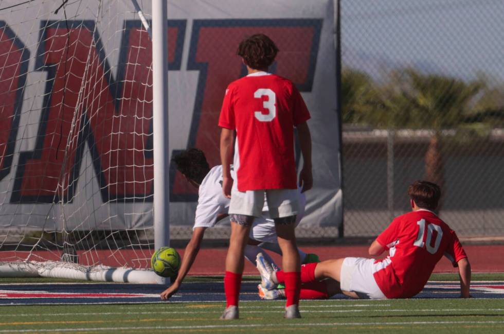 during a soccer game at Coronado High School on Tuesday, Aug. 27, 2024. (Chase Stevens/Las Vega ...