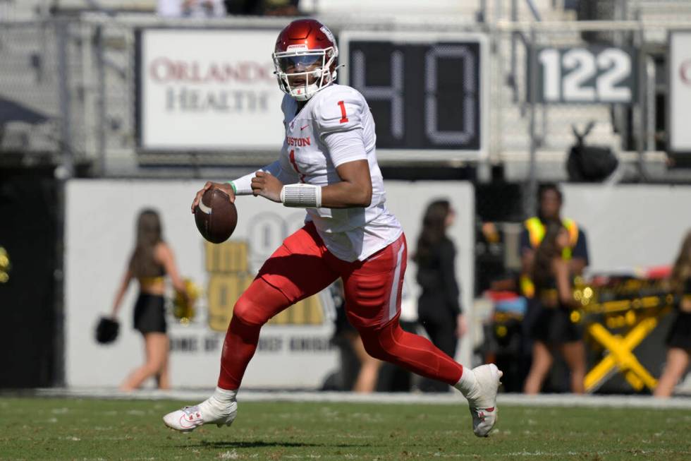 Houston quarterback Donovan Smith (1) looks for a receiver during the first half of an NCAA col ...