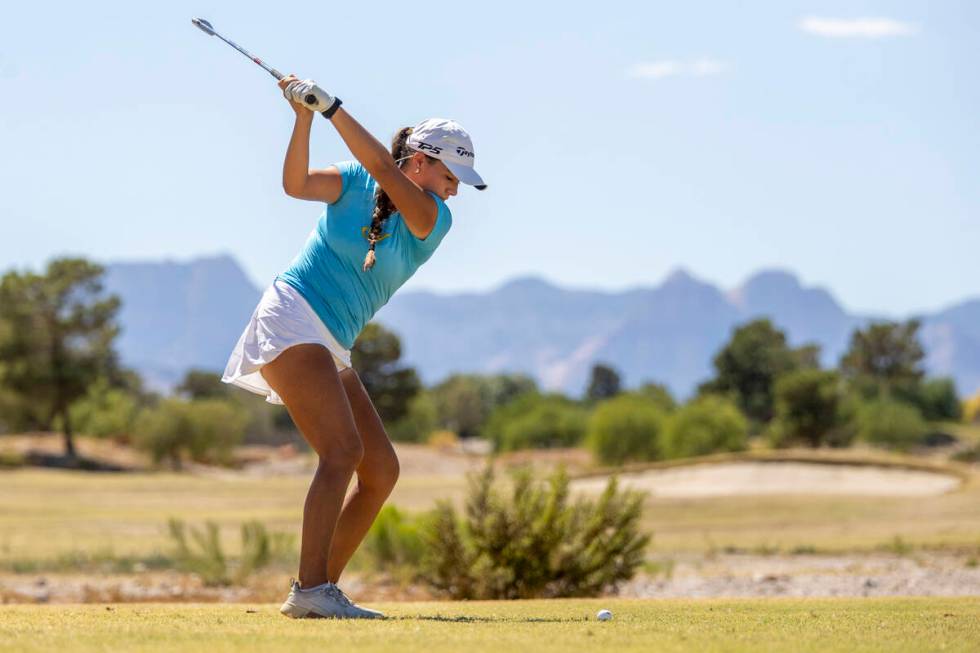 Sierra Vista’s Nya Palmer prepares to drive the ball during the Class 5A Mountain League ...