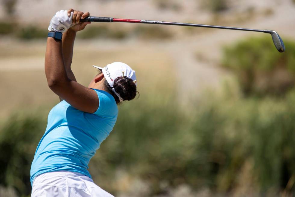 Sierra Vista’s Taelor Williams competes with multiple tees in her hair during the Class ...