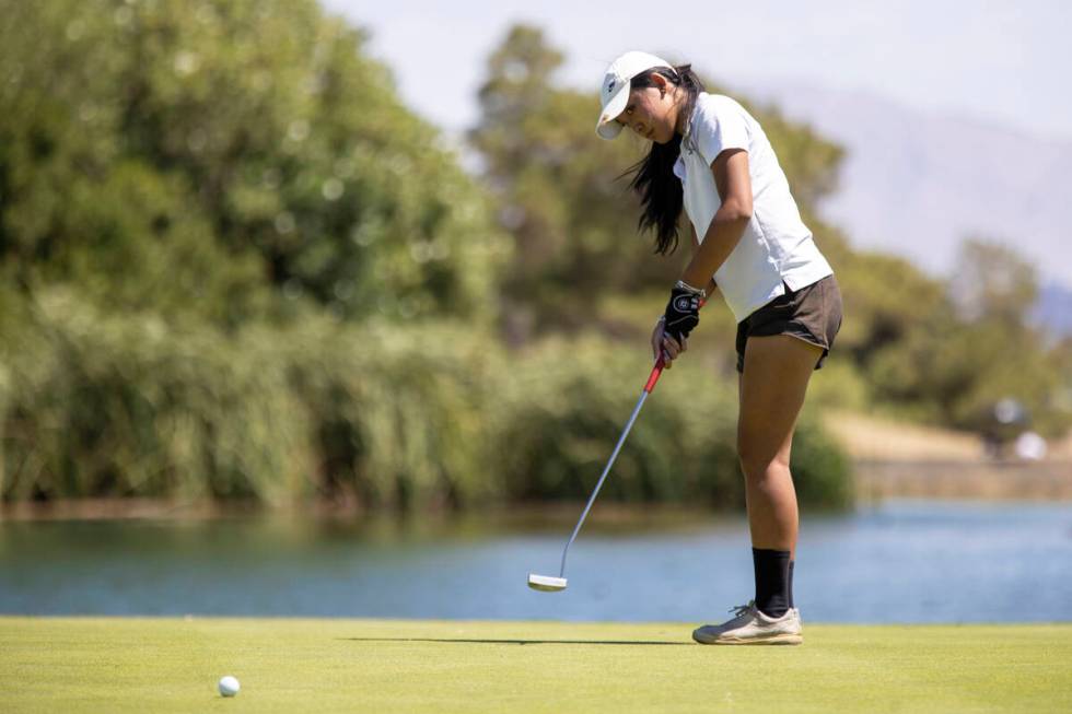 Clark’s Cameron Huang putts her ball during the Class 5A Mountain League girls golf matc ...