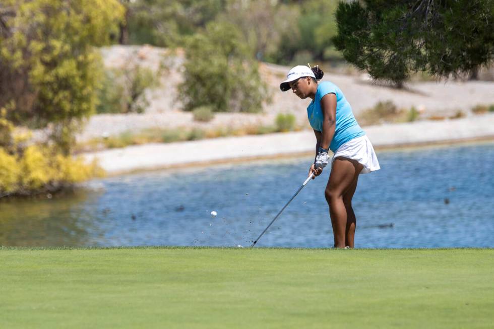 Sierra Vista’s Taelor Williams chips her ball onto the green during the Class 5A Mountai ...