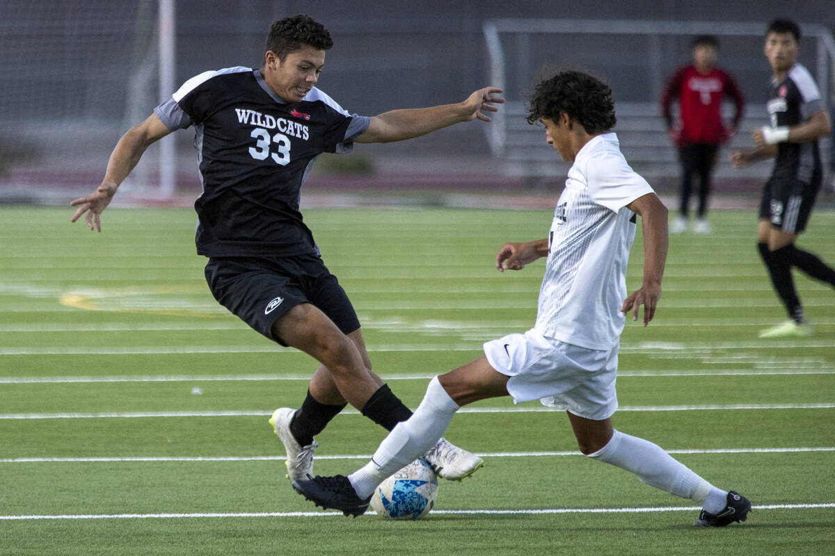 Las Vegas High’s Caleb Bowden (33) and Palo Verde senior Aaron Perez (7) compete for the ...