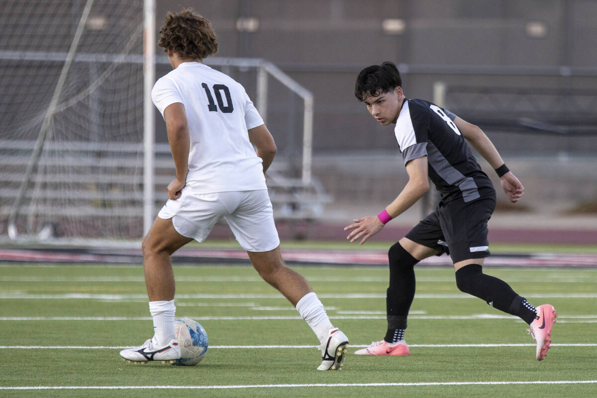 Las Vegas High senior Oscar Sandoval (8) focuses on the ball as Palo Verde senior Francesco Tra ...