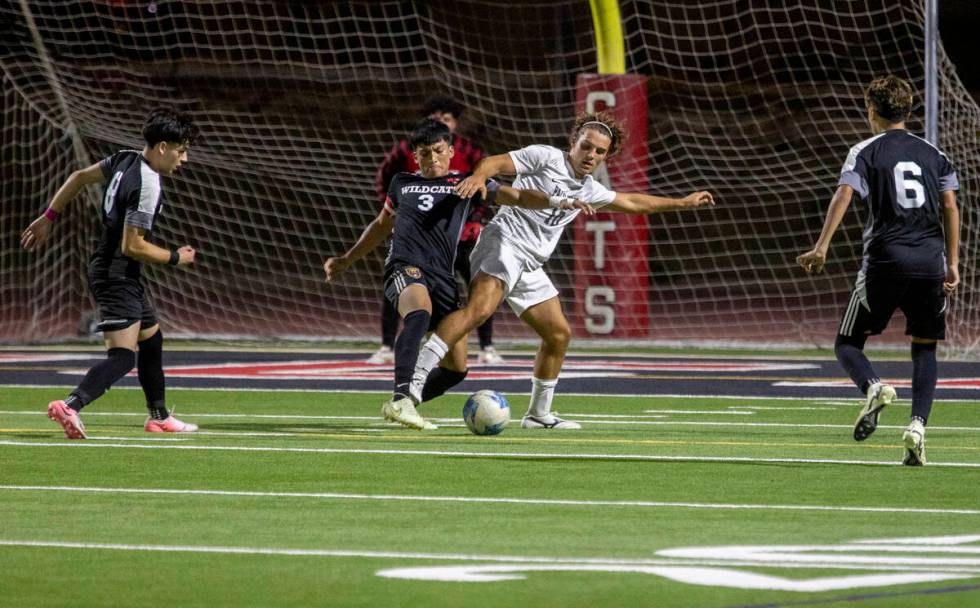 Las Vegas High senior Ariel Trujillo (3) and Palo Verde senior Francesco Traniello (10) compete ...