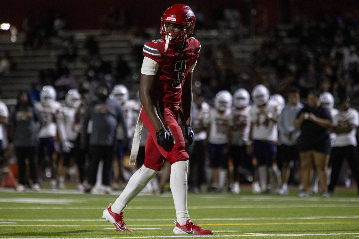 Arbor View wide receiver Damani Warren (3) prepares for the snap during the Class 5A high schoo ...