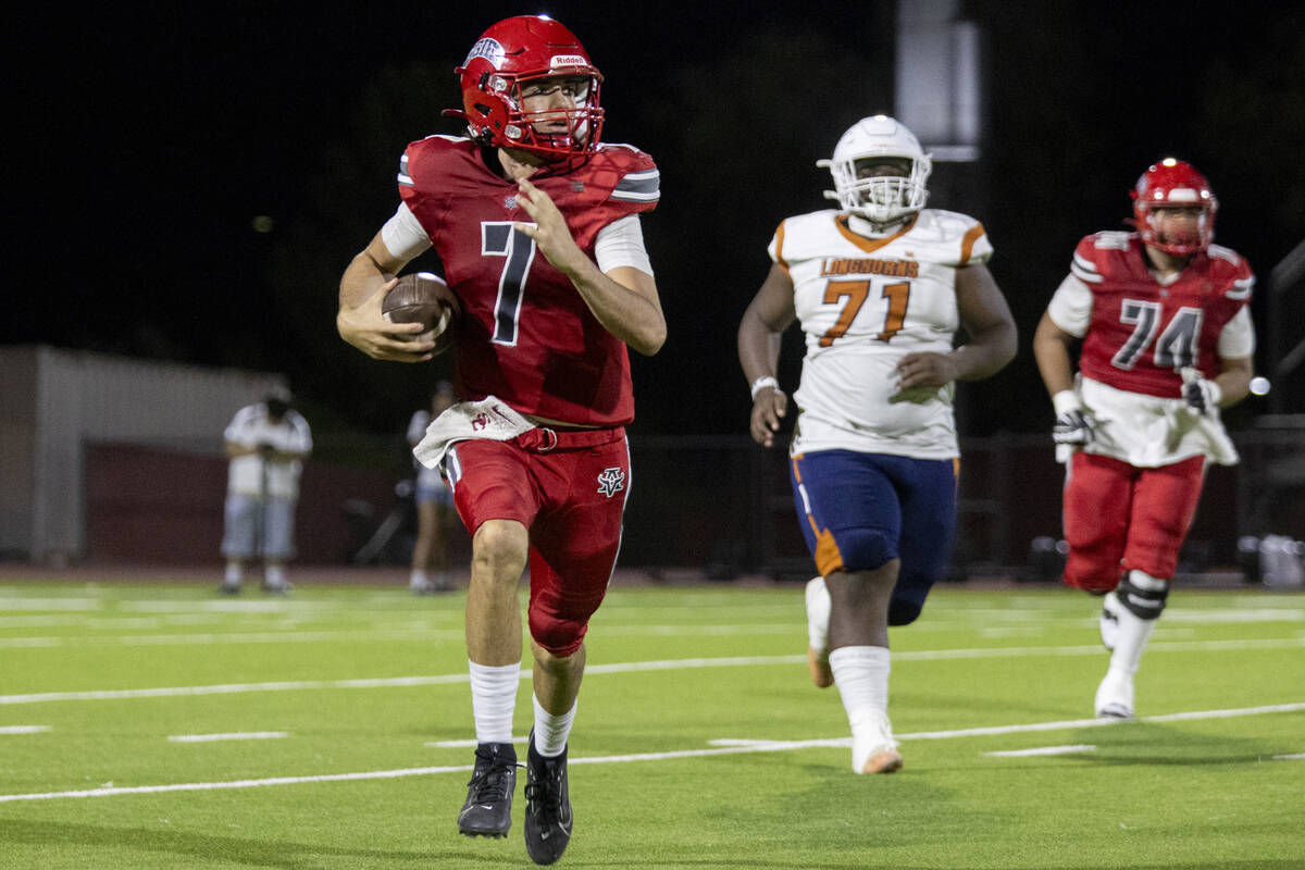 Arbor View quarterback Thaddeus Thatcher (7) runs with the ball during the Class 5A high school ...