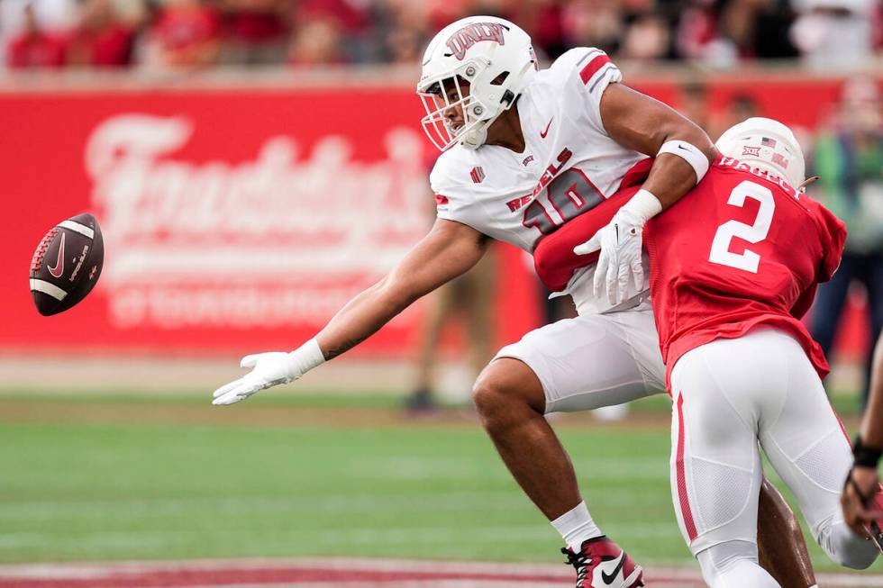 Houston defensive back A.J. Haulcy (2) breaks up a pass intended for UNLV wide receiver DeAngel ...