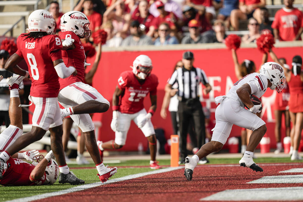 UNLV wide receiver Jacob De Jesus (21) breaks past the Houston defense for a touchdown during t ...