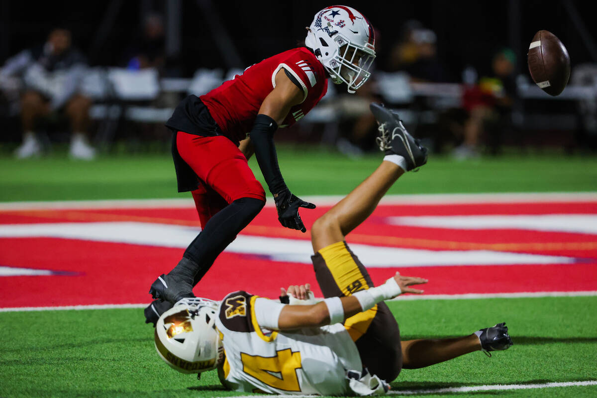 Liberty wide receiver Giovanni Criss (4) catches the ball before rushing to the end zone for a ...