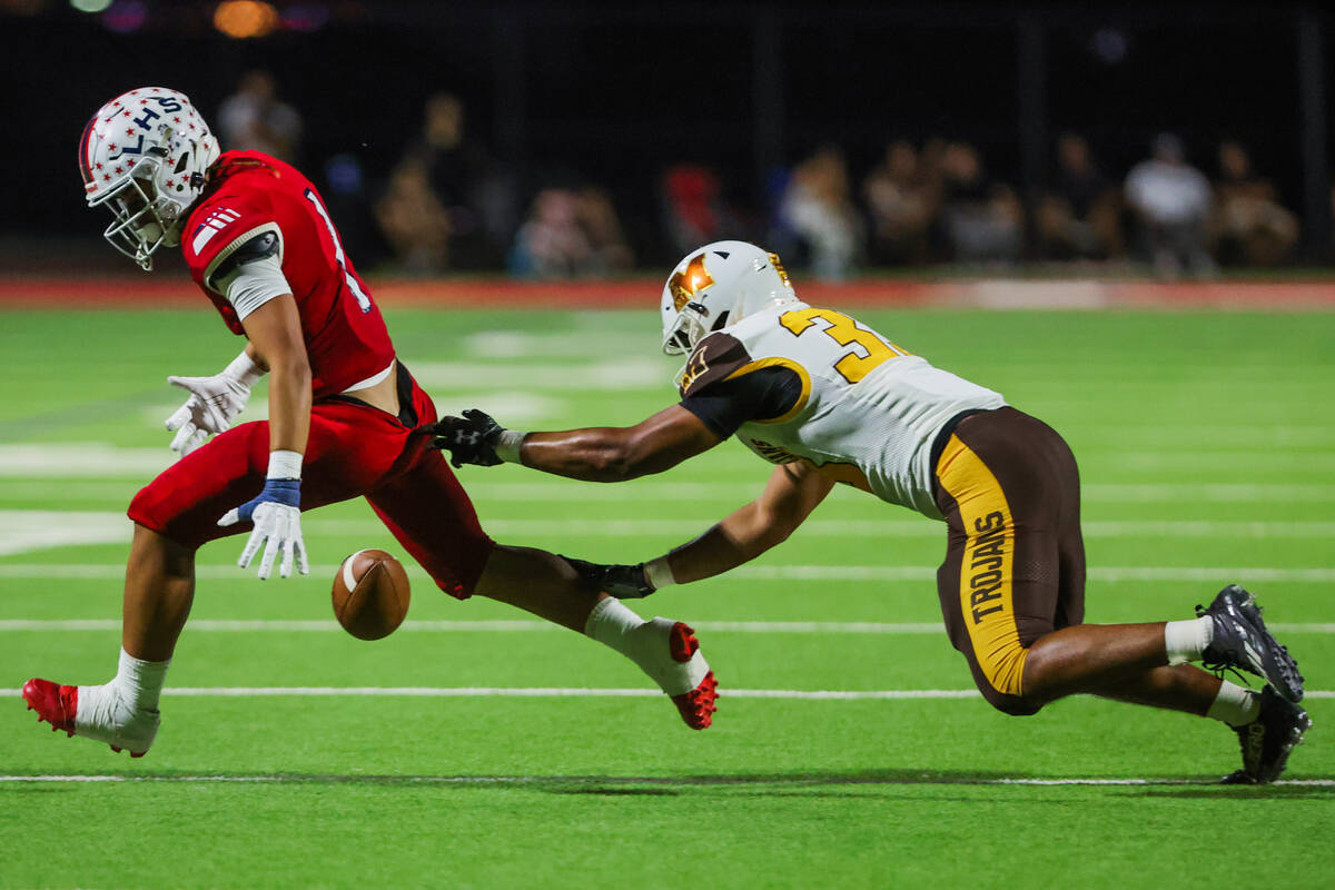 Liberty running back Ezra Sanelivi (1) fails to catch the ball as Mililani linebacker Isaiah Io ...