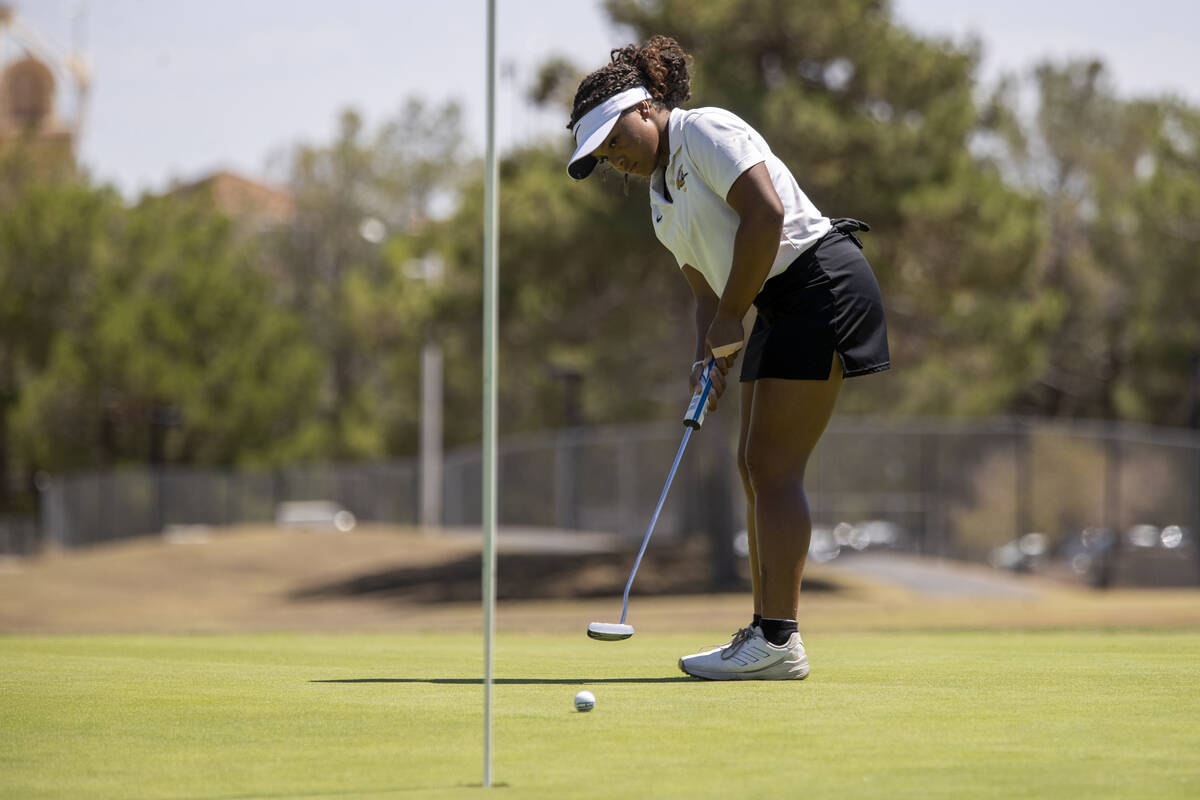 Clark’s Alliah Jordan putts her ball during the Class 5A Mountain League girls golf matc ...