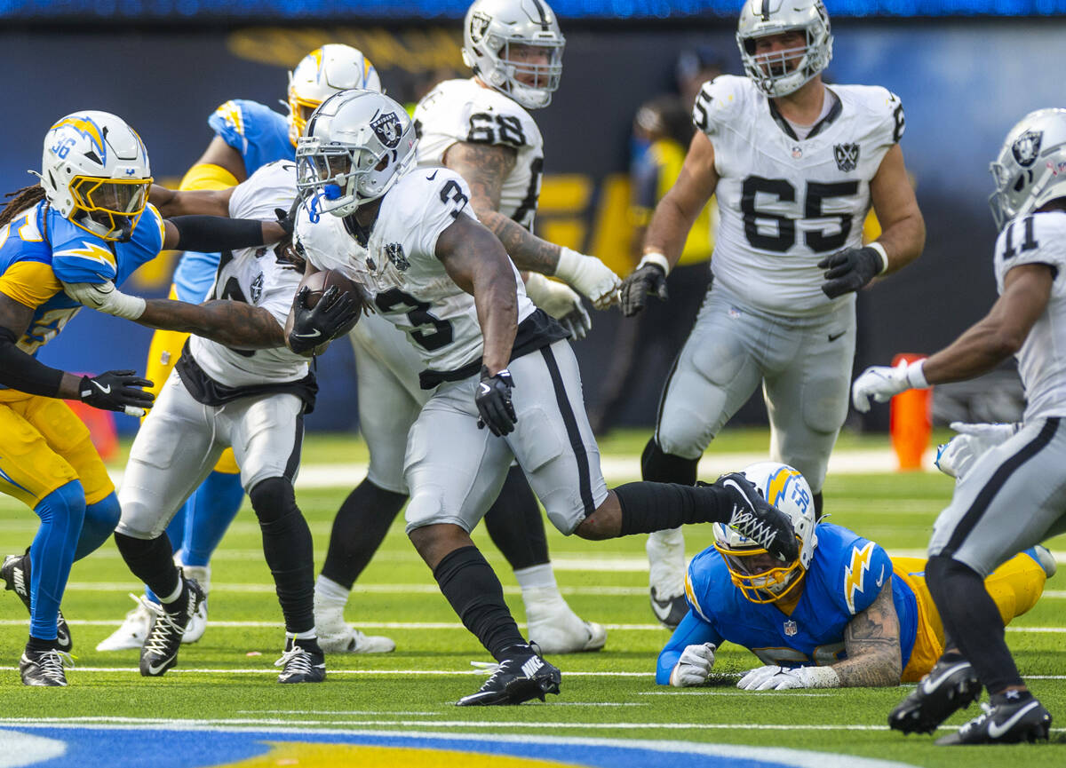 Raiders running back Zamir White (3) breaks for open ground on a run against the Los Angeles Ch ...