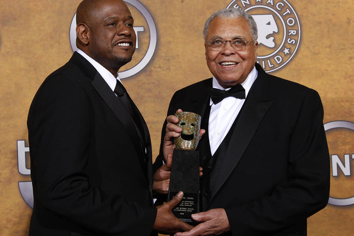 James Earl Jones, right, poses backstage with the Life Achievement Award at the 15th Annual Scr ...