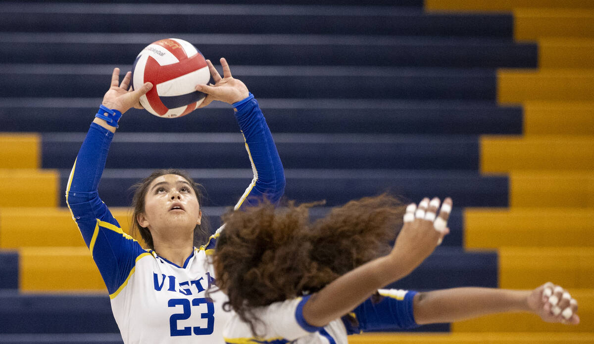 Sierra Vista senior Angelina DeGrange (23) sets up senior Araeya Pearson (1) during the high sc ...