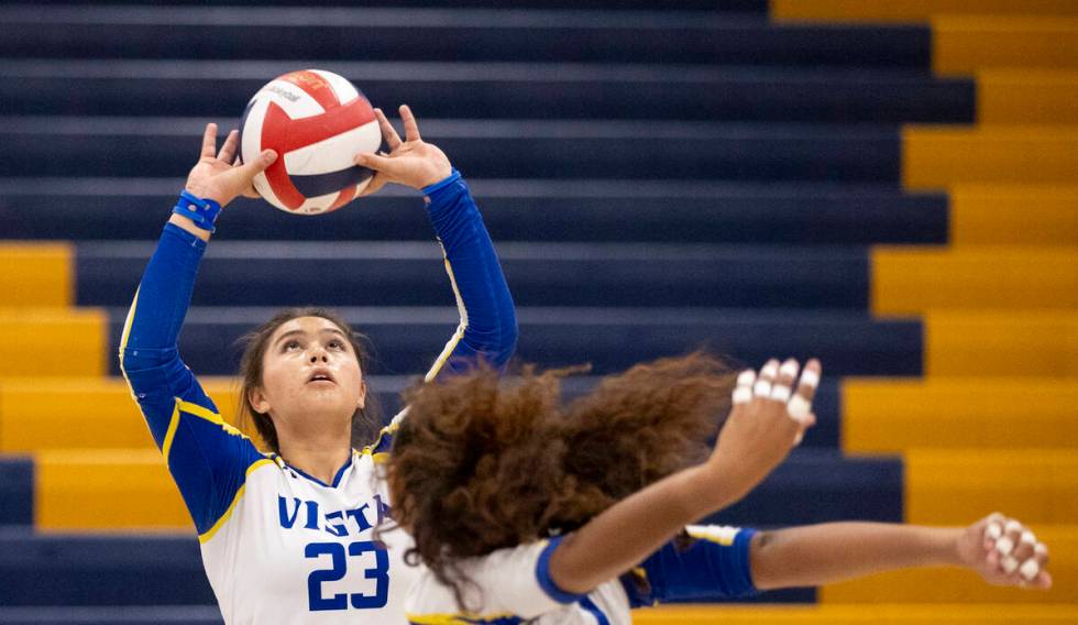 Sierra Vista senior Angelina DeGrange (23) sets up senior Araeya Pearson (1) during the high sc ...