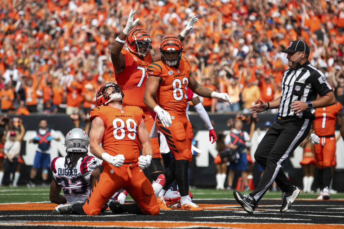 Cincinnati Bengals tight end Drew Sample (89), offensive tackle Orlando Brown Jr. (75), and tig ...