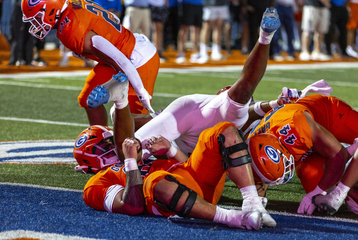 Bishop Gorman running back Jonathan Coar (21) sneaks around the corner into the end zone agains ...