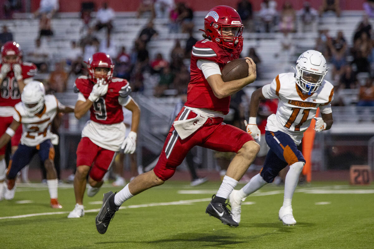 Arbor View quarterback Thaddeus Thatcher (7) runs with the ball during the Class 5A high school ...