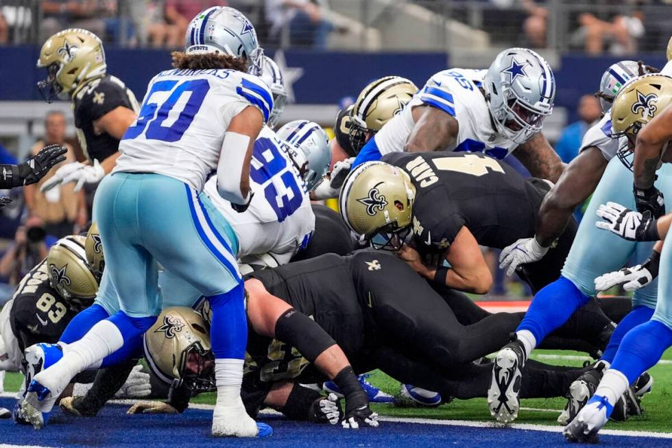 New Orleans Saints quarterback Derek Carr (4) pushes in for a touchdown on a keeper against the ...