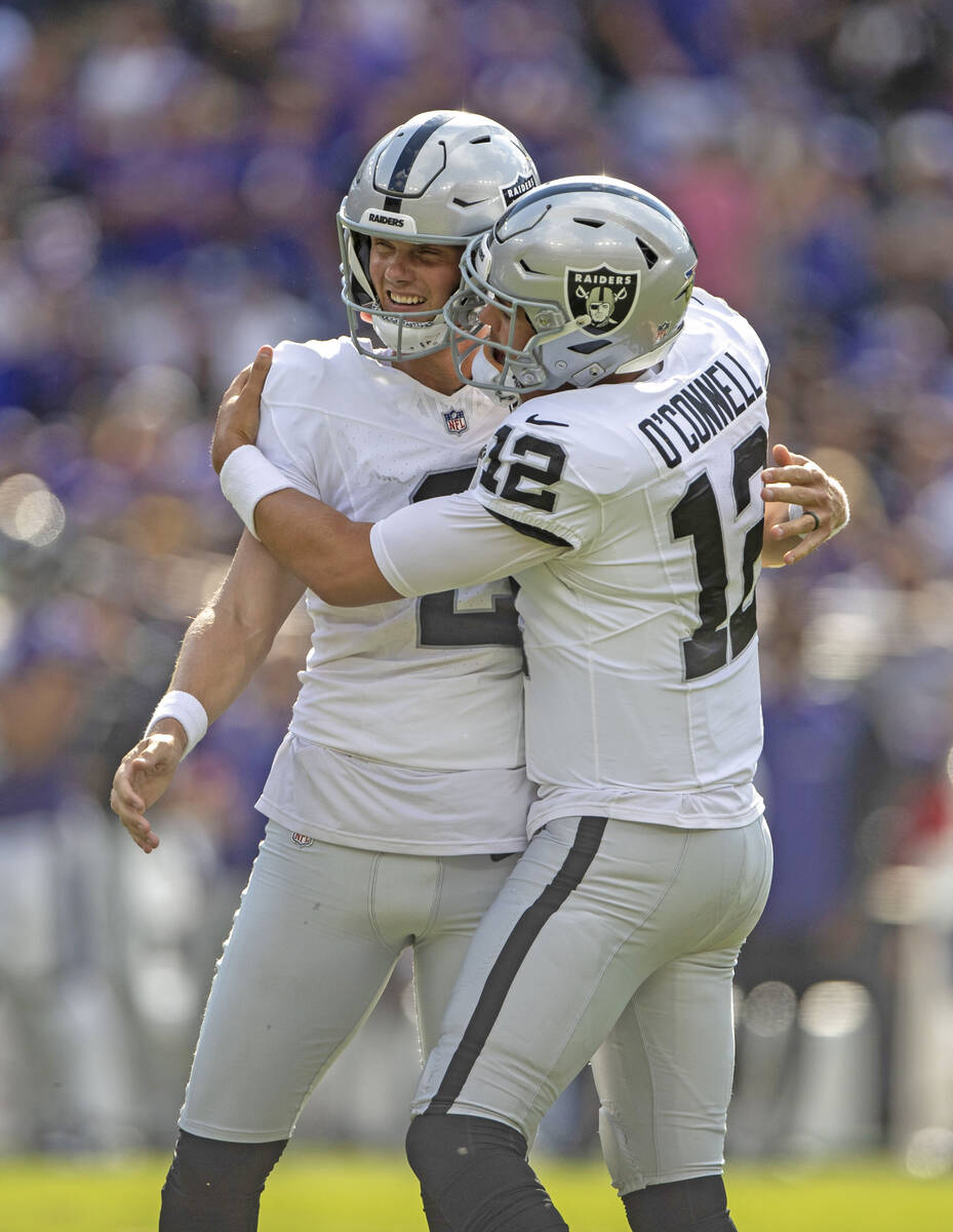 Raiders place kicker Daniel Carlson (2) celebrates his go-ahead field goal with Raiders quarter ...