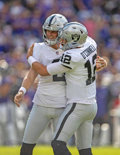 Raiders place kicker Daniel Carlson (2) celebrates his go-ahead field goal with Raiders quarter ...