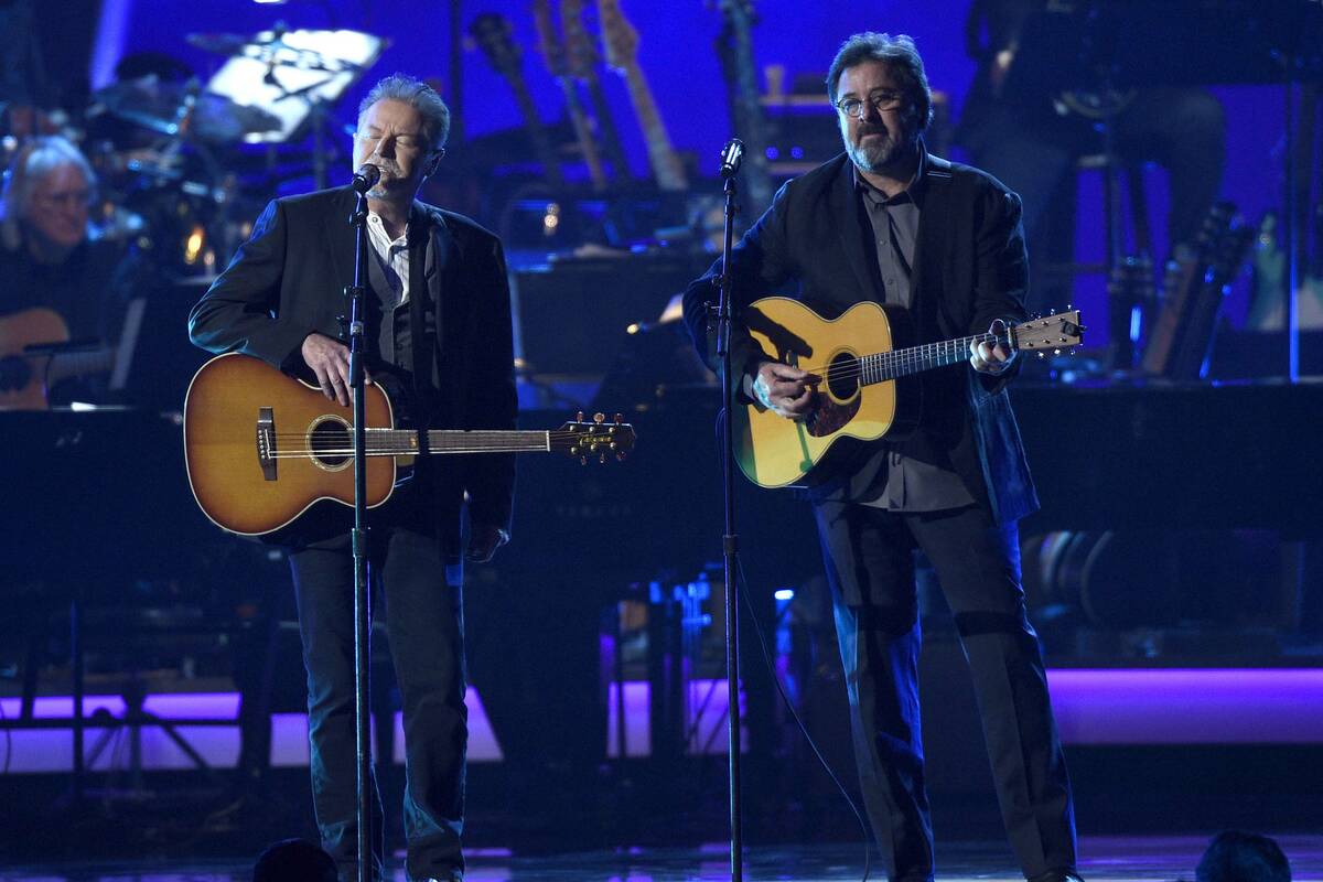 CORRECTS YEAR TO 2019 - Don Henley, left, and Vince Gill perform "Eagle When She Flies&quo ...