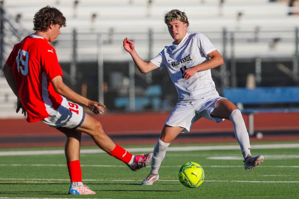 Palo Verde forward Noah Johnson (11) races to take possession of the ball during a soccer game ...