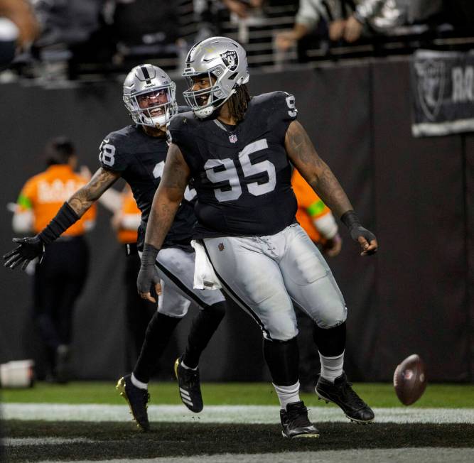 Raiders defensive tackle John Jenkins (95) scores a defensive touchdown against the Los Angeles ...