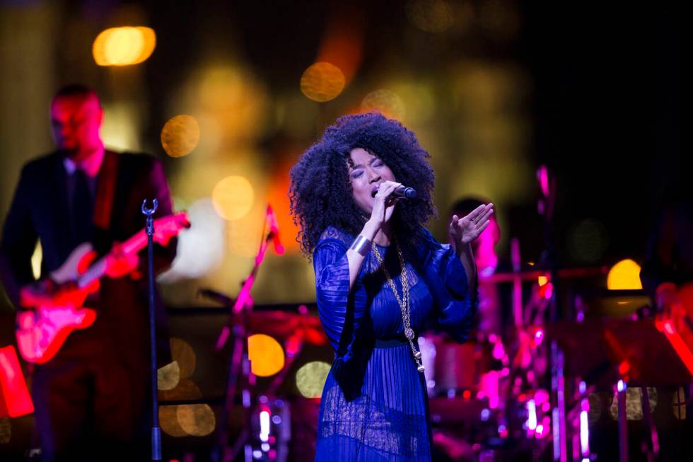 Judith Hill se presenta durante la ceremonia de inauguración del estadio Raiders en Las Vegas, ...