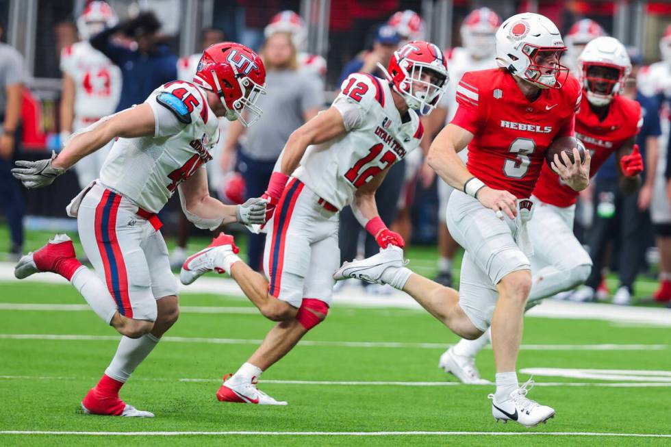 UNLV quarterback Matthew Sluka (3) runs the ball to the end zone for a touchdown during an NCAA ...