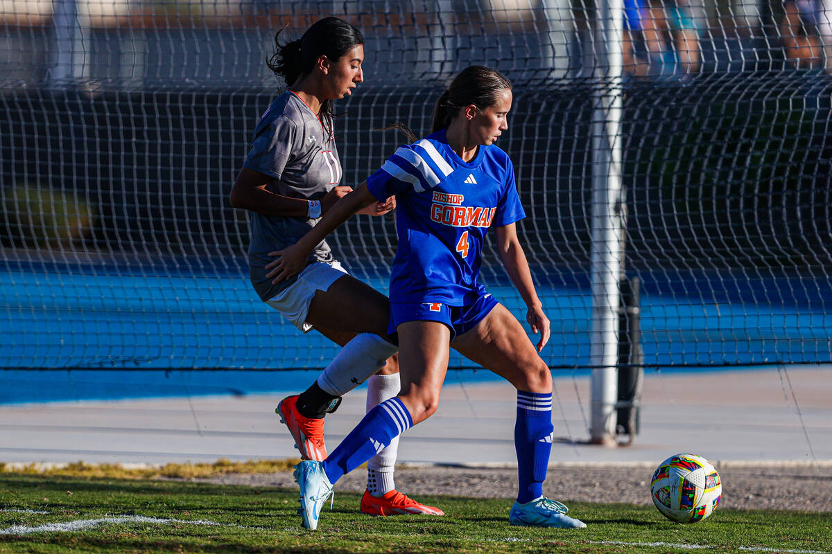 Arbor View’s Yalina Shah (11) and Bishop Gorman midfielder Gianna Tomasello (4) chase an ...