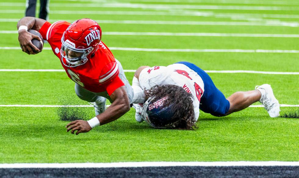 UNLV quarterback Hajj-Malik Williams (6) attempts to dive into the end zone as Fresno State Bul ...