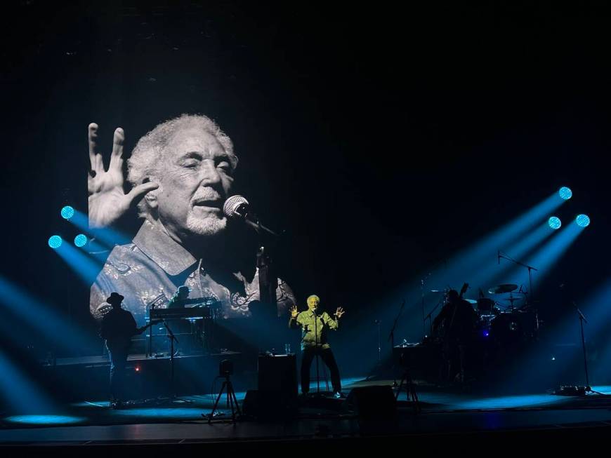 Tom Jones performs for a sold-out crowd at Encore Theater at Wynn Las Vegas on Saturday, Sept. ...